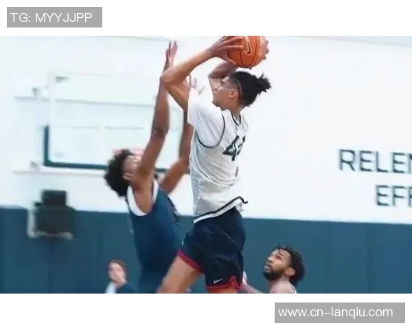 康涅狄格大学球员脚踩哈士奇PE球鞋引发媒体热议