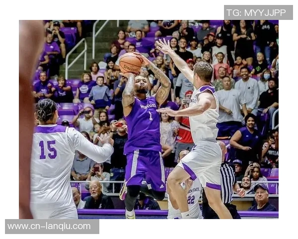 利拉德回母校韦伯州立大学视察篮球赛展现对母校的深厚情感